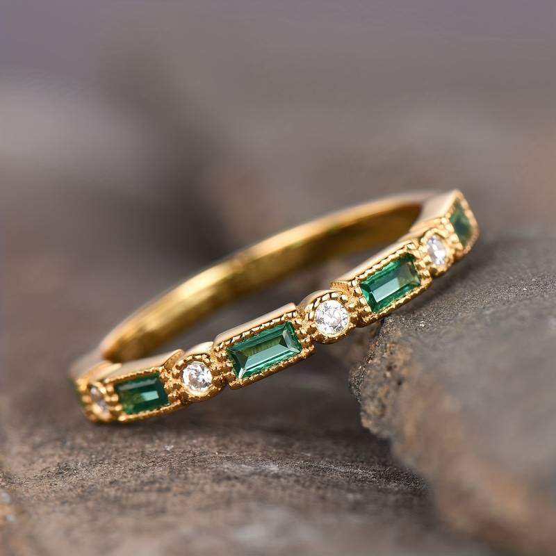 Bague dorée avec zirconium vert serti